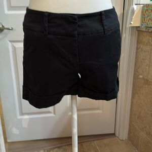 Black cotton cuffed shorts with pockets and two back pockets with buttons